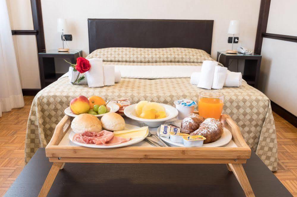 Hotel Astoria Fidenza Eksteriør billede