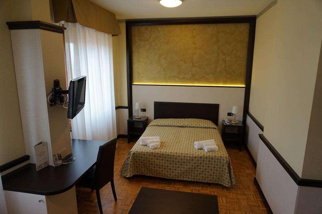 Hotel Astoria Fidenza Værelse billede